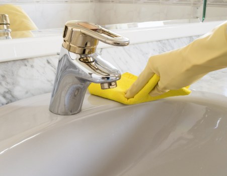 Cleaning team working in a period flat near Kennington during move-out